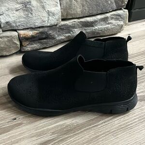 NWT Sketchers ankle boots/10